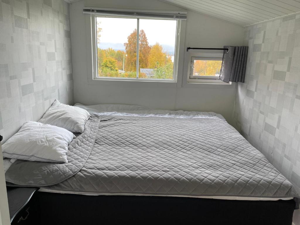 Two small Guest houses by lake rent out as One photo 2