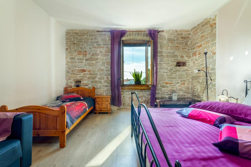 Holiday stone house photo 1