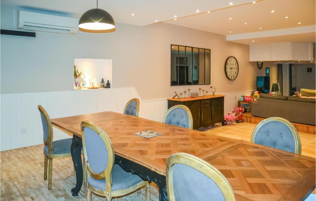 Amazing Home In Fleury With Wifi, 6 Bedrooms And Outdoor Swimming Pool photo 1