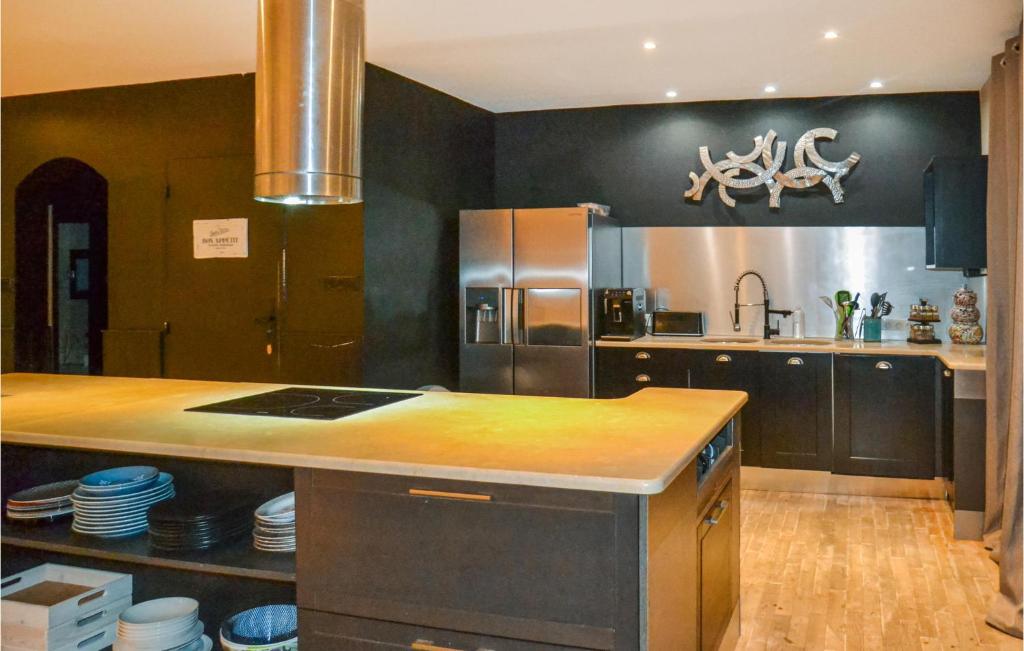 Amazing Home In Fleury With Wifi, 6 Bedrooms And Outdoor Swimming Pool photo 2