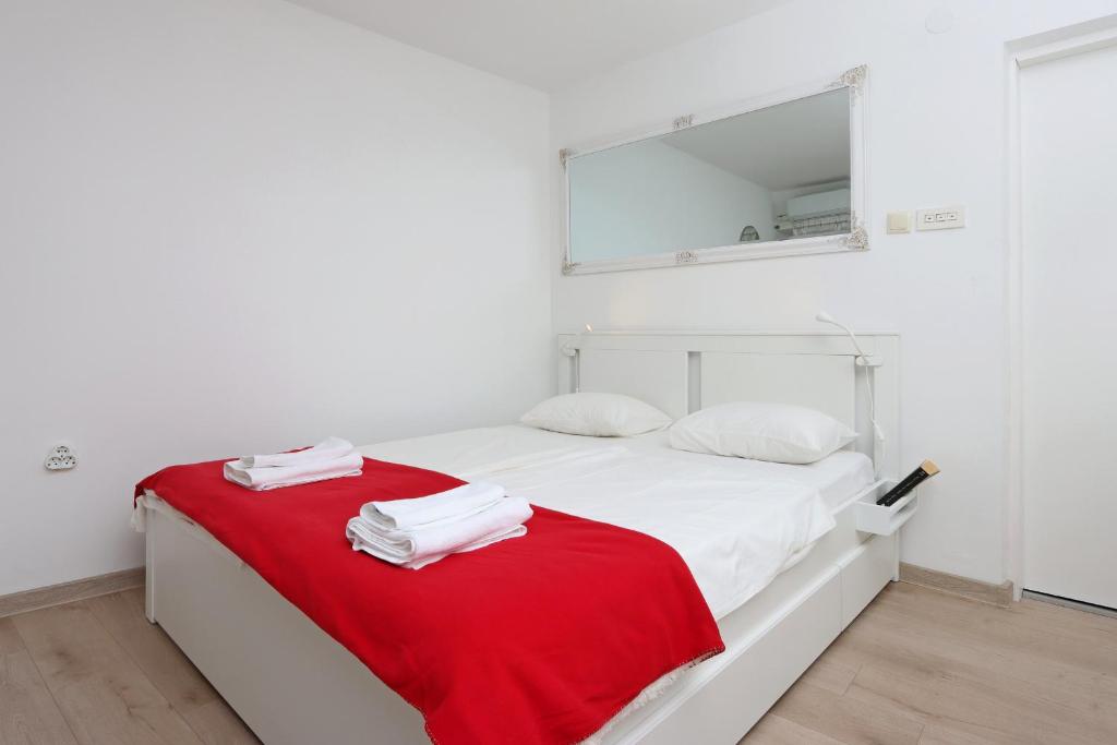 Sha La La - Charming, unique studio in a historic building next to a castle, WIFI, smart TV, washer-dryer photo 4