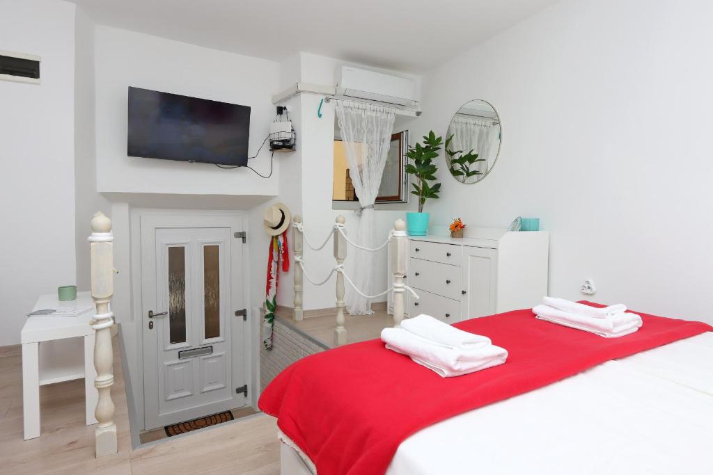 Sha La La - Charming, unique studio in a historic building next to a castle, WIFI, smart TV, washer-dryer photo 2