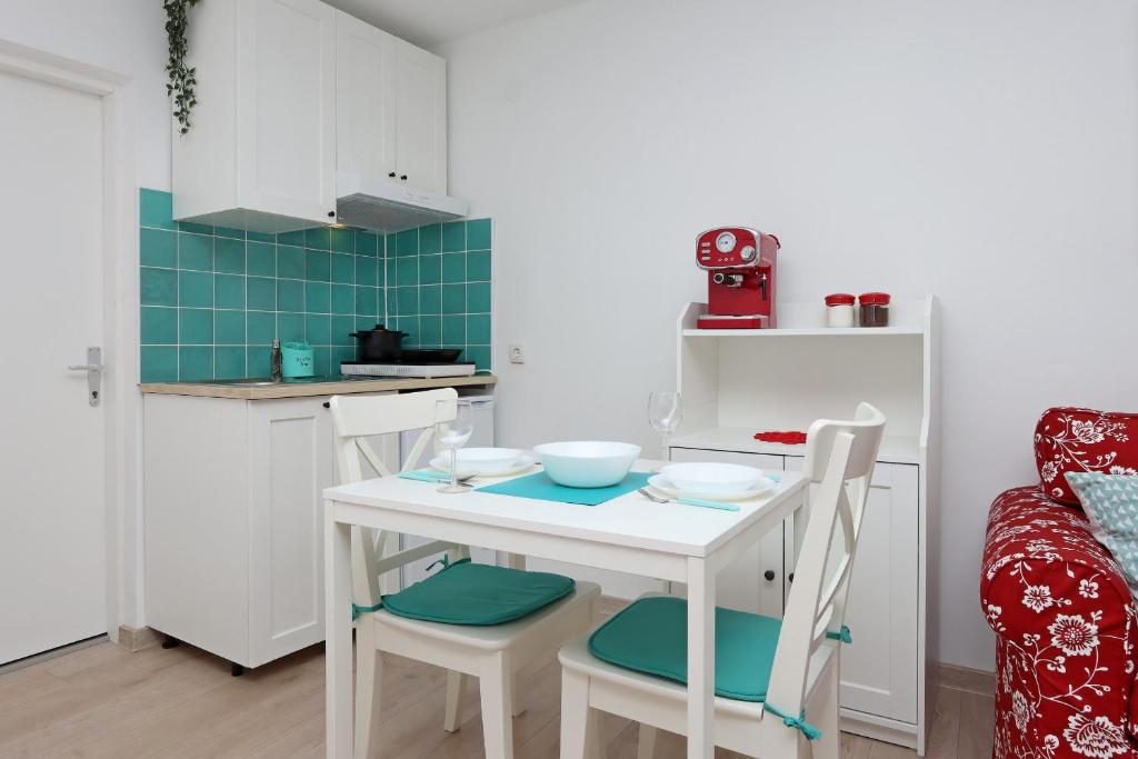 Sha La La - Charming, unique studio in a historic building next to a castle, WIFI, smart TV, washer-dryer photo 3