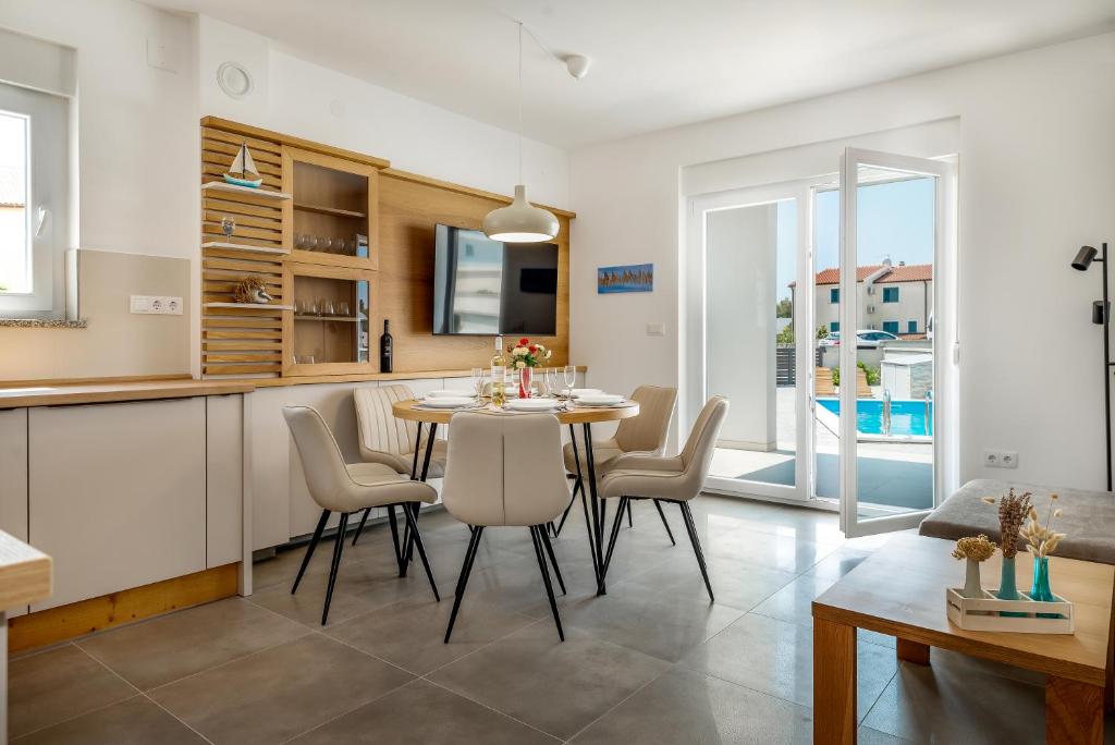 Holiday house Lumina - outdoor swimming pool, 4 bedrooms, WIFI photo 3