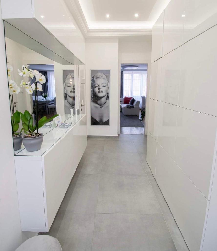 BUDACASTLE PANORAMIC LUXURIOUS FAMILY APT, FREE PARKING included - Tap to explore photos