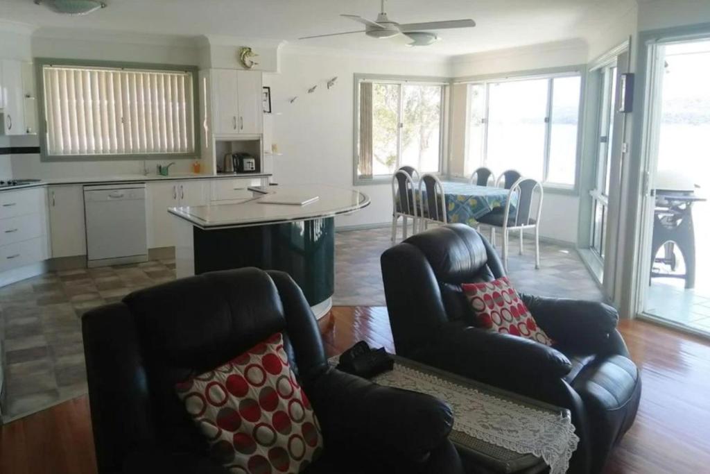 Woodys Place 87a Soldiers Point Rd fantastic duplex on the waterfront photo 4