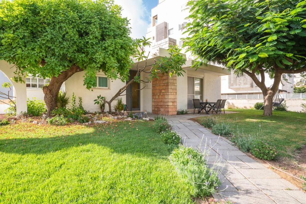 Supreme 4BR Villa With Garden and Sea View by Sea N' Rent