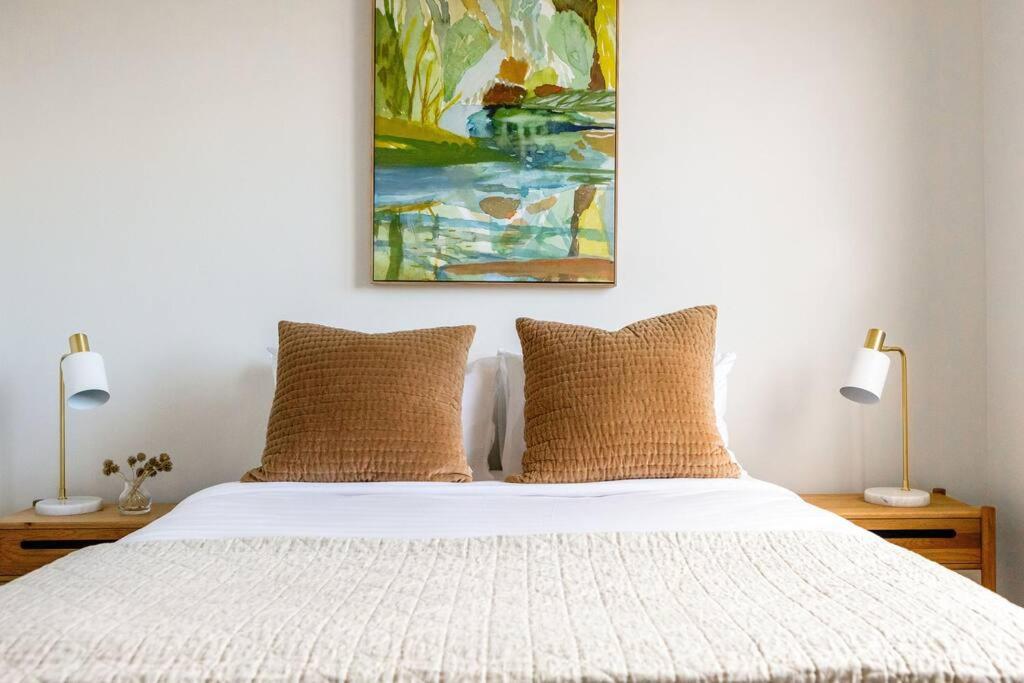 Iconic Mid-century modern, waterfront apartment photo 2