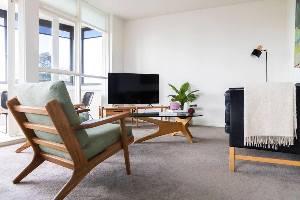 Iconic Mid-century modern, waterfront apartment photo 4
