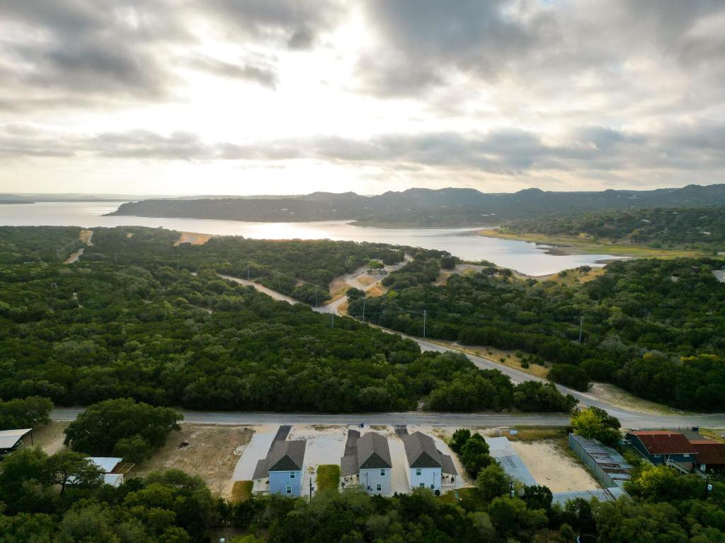 Lake Home Retreat with a Breathtaking View photo 1