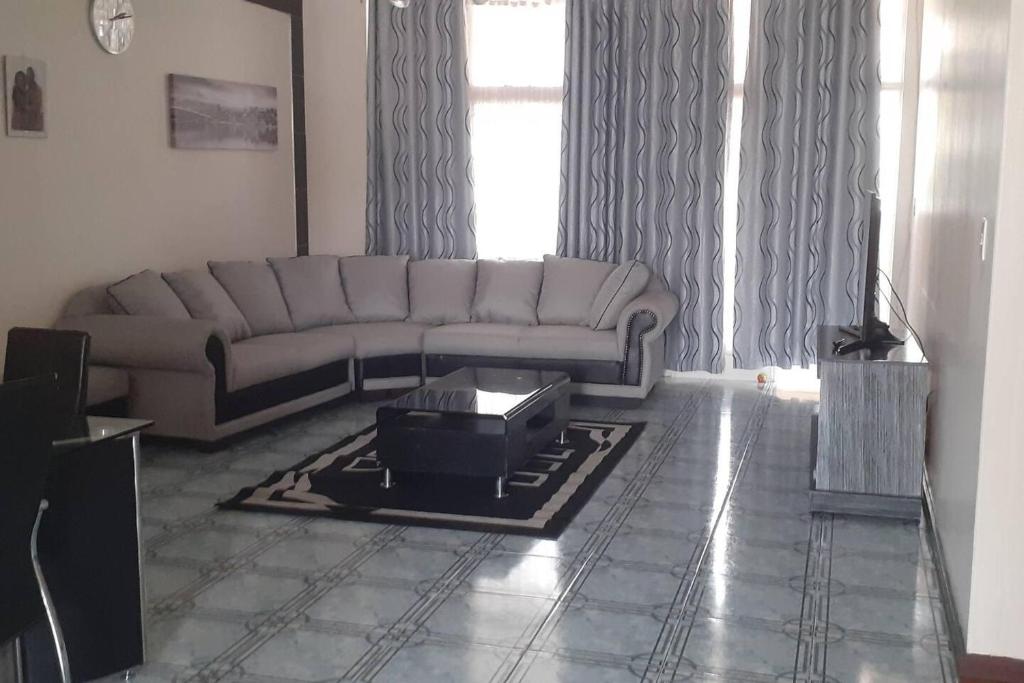 Spacious Executive Holiday Apartment In Bulawayo photo 1
