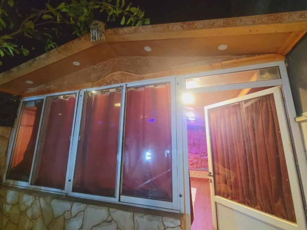 Waterfall Hut - Live by a waterfall كوخ الشلال - عش وسط شلال photo 2