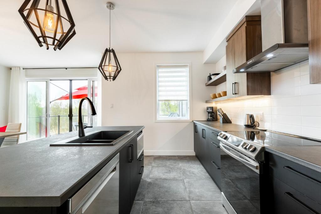 Le Memph Aigle spacious comfortable condo cottage eco friendly 3 bedrooms - hot tub & pool Memphrémagog Lake photo 4