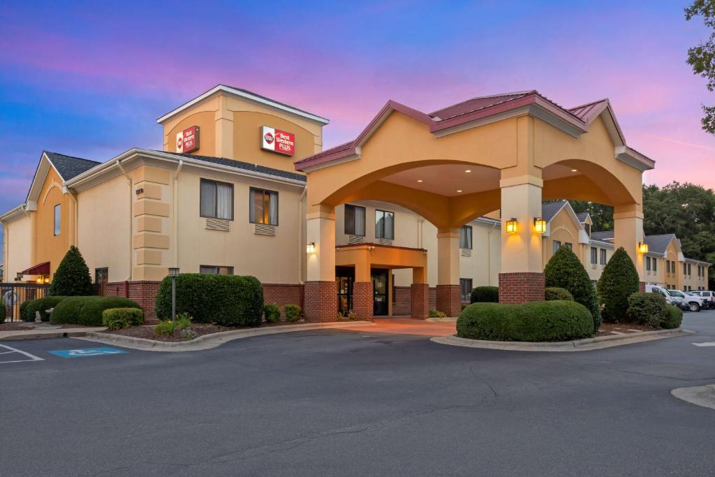 Best Western Plus Suites-Greenville image