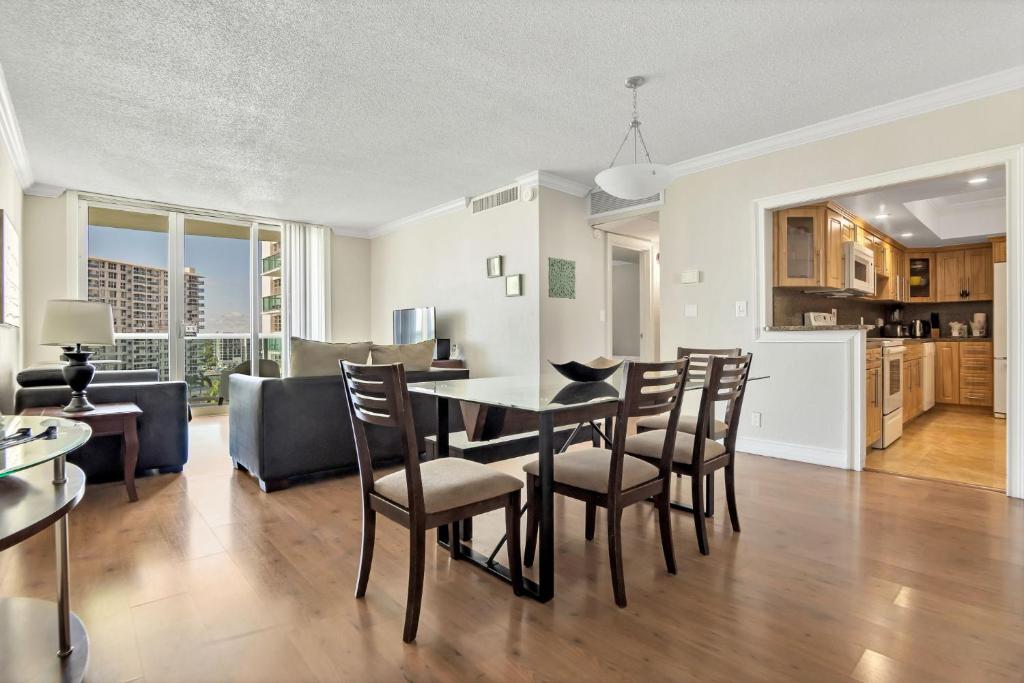 THE TIDES 1 bedroom apt 10 floor WE ARE ON THE BEACH! image