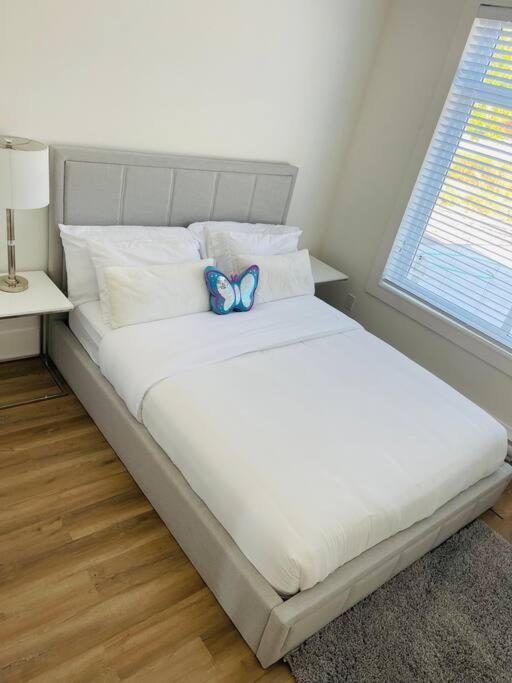 Gorgeous 3 bedroom lake house Suite! photo 1