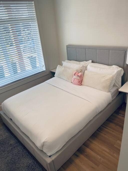 Gorgeous 3 bedroom lake house Suite! photo 2
