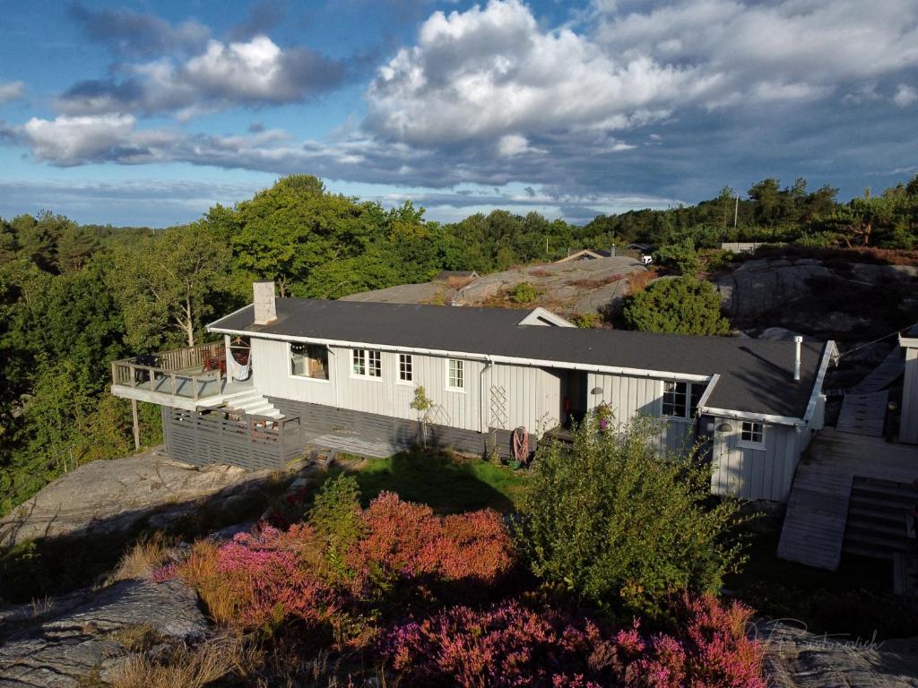 Idyllic Cabin in Lillesand fantastic ocean view photo 2
