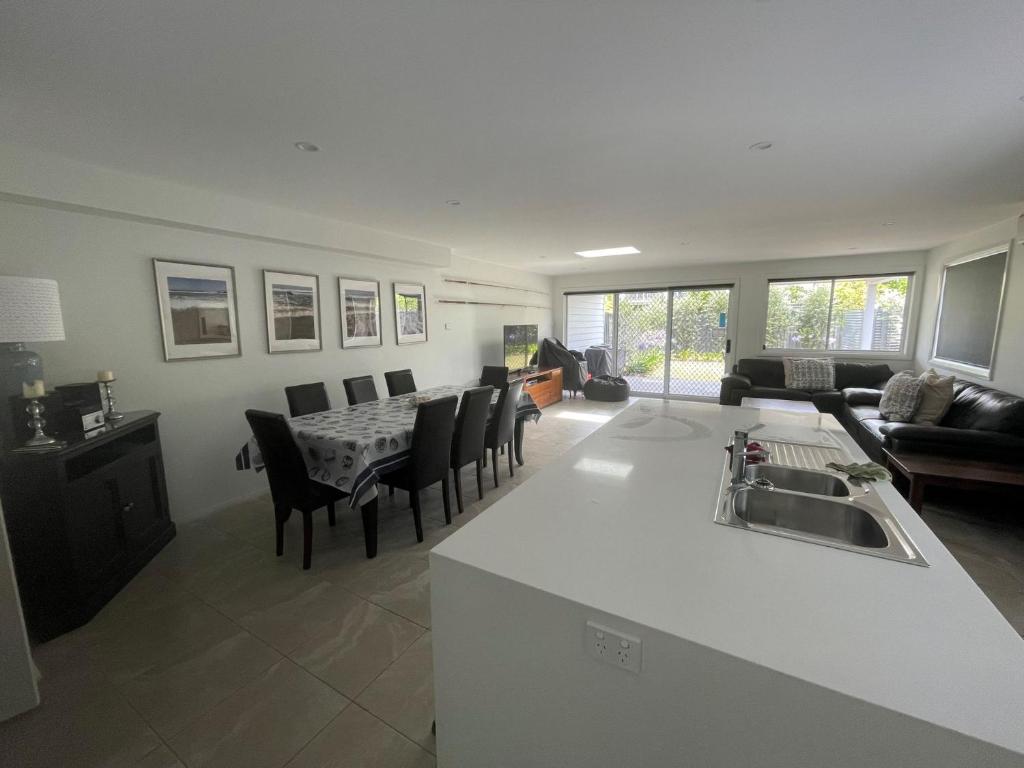 Birubi Breezes 2 Large Duplex with Air Conditioning WI FI and only 5 minute walk to the beach photo 2
