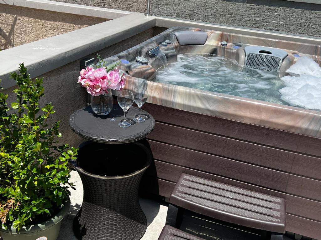 Center City Roofdeck Hot Tub w Garage image