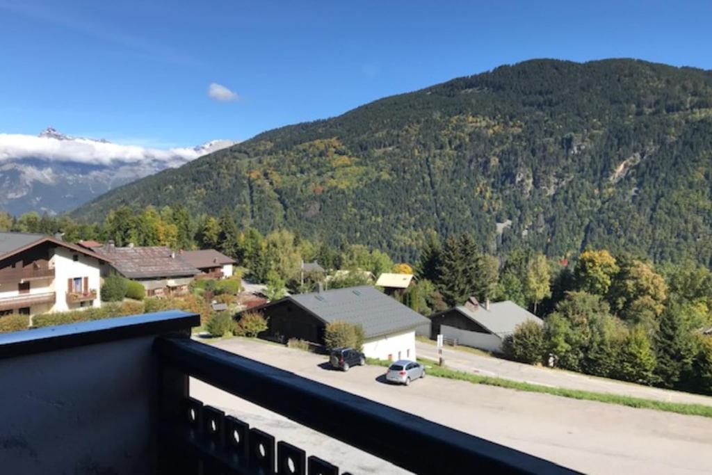 Mezzanine studio with balcony ski-in ski-out chairlift 5 mins walk