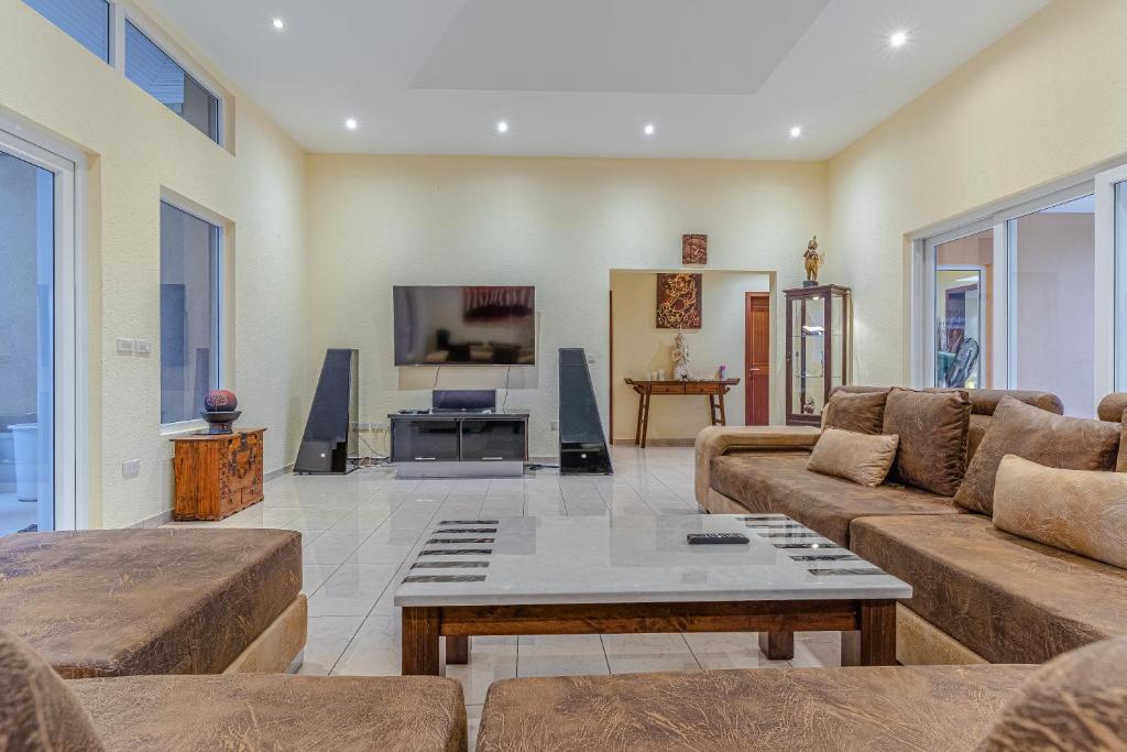 Sanook Villa-4BR SUPER LUXURY POOL VILLA, BBQ, POOL TABLE, KARAOKE photo 3