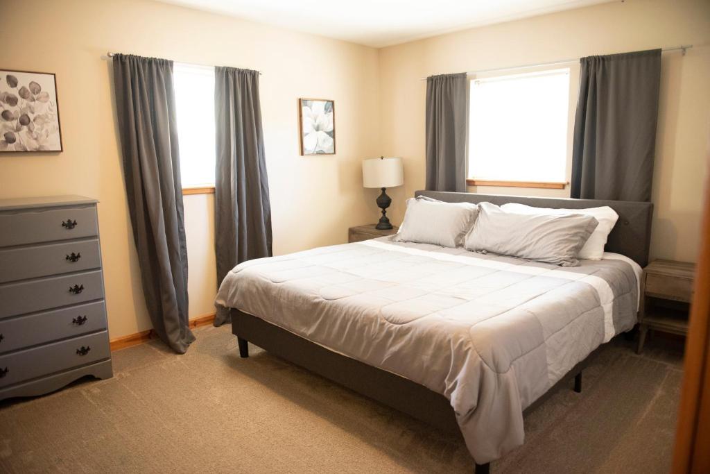 Biker Hiker friendly 3 bedroom by Strouds Run State Park photo 1