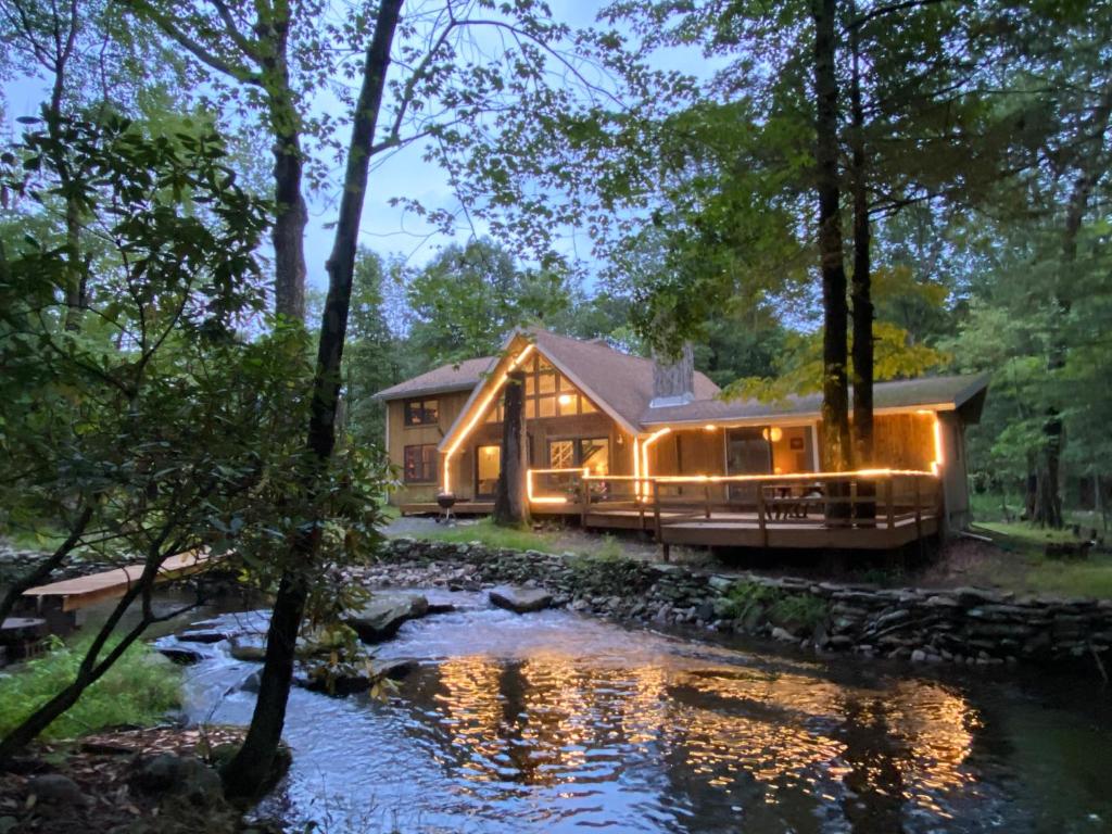 Secluded Chalet On Stream-Mins to Camelback image