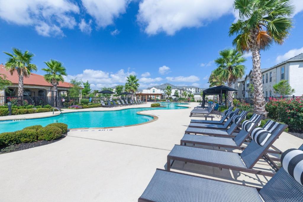 Bright and Spacious Apartments with Gym and Pool Access at Century Stone Hill North in Pflugerville, Austin photo 2