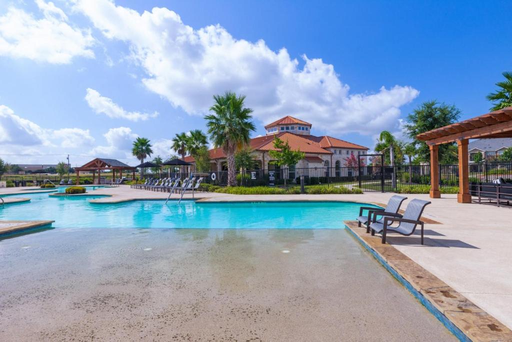 Bright and Spacious Apartments with Gym and Pool Access at Century Stone Hill North in Pflugerville, Austin photo 3