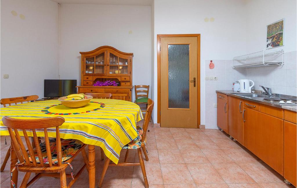 Beautiful Apartment In Vrsar With 2 Bedrooms And Wifi photo 4