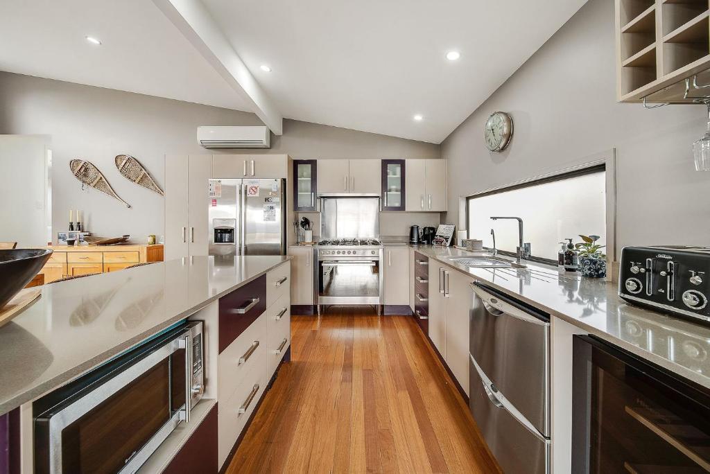 Ned Kellys Retreat Sophisticated style with modern convenience and magical outlook photo 2