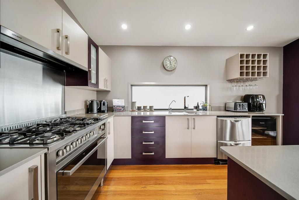 Ned Kellys Retreat Sophisticated style with modern convenience and magical outlook photo 4