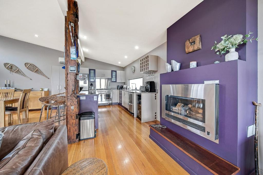 Ned Kellys Retreat Sophisticated style with modern convenience and magical outlook photo 1