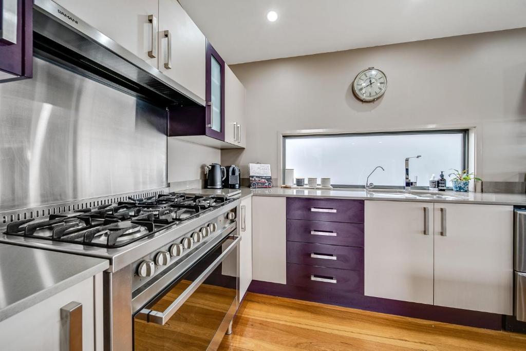 Ned Kellys Retreat Sophisticated style with modern convenience and magical outlook photo 3