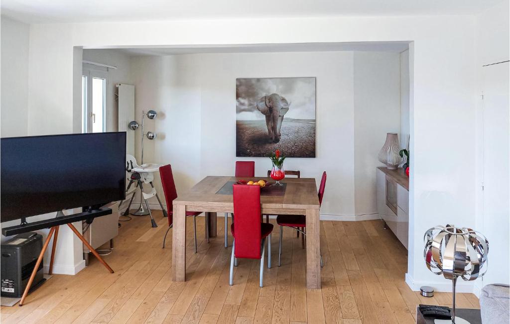 Amazing Apartment In Triel-sur-seine With 2 Bedrooms And Wifi photo 3