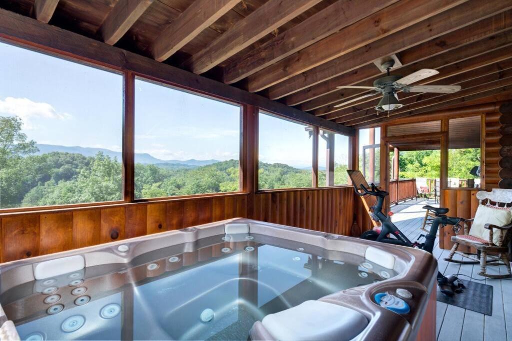 Smoke Rise Lodge · Lake Front, Luxury Cabin, Hot Tub, photo 1
