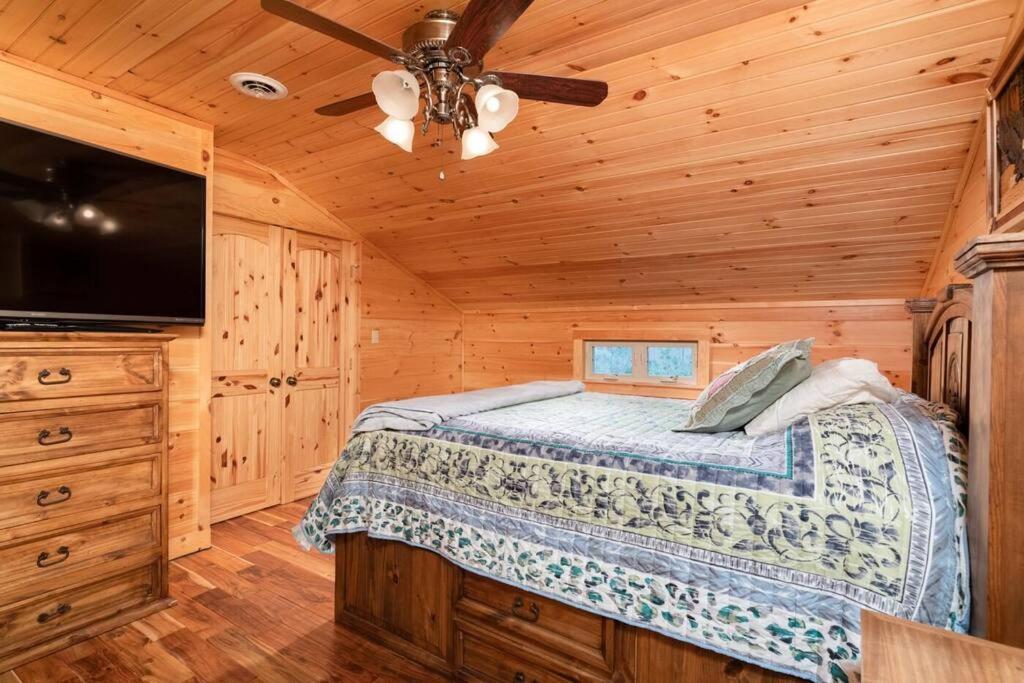 Smoke Rise Barn · Great Lake Front, Large Dock, 4bdrm, Pool Table photo 2