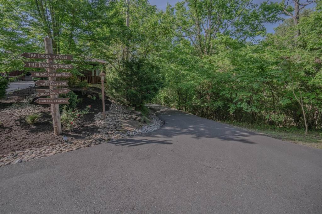 Smoke Rise Barn · Great Lake Front, Large Dock, 4bdrm, Pool Table photo 4