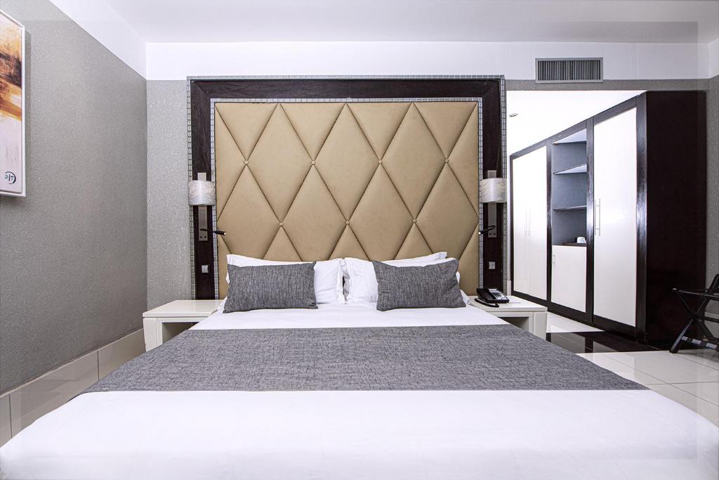 Krystal Palace Douala photo 1