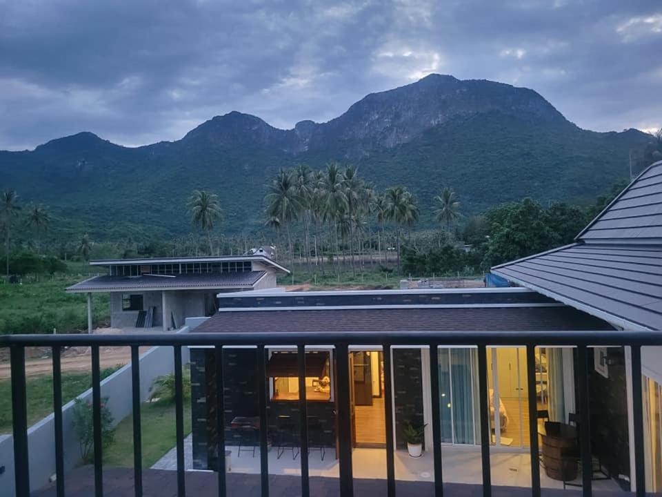 บ้านชายเขาพลูวิลล่า by RC Mountain Pool Villa