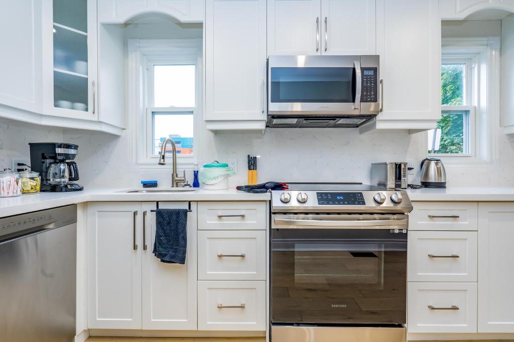 Cozy 4-Bdrm Pet-Friendly East Hamilton Escape photo 2