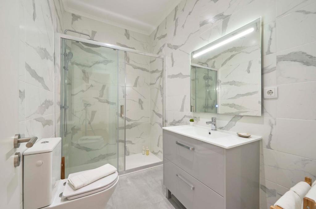 Spacious & Light-Filled 4BR Apartment By TimeColer photo 3