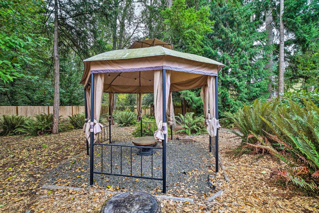 Spacious Kent Getaway with Yard, Deck and Grill! photo 2