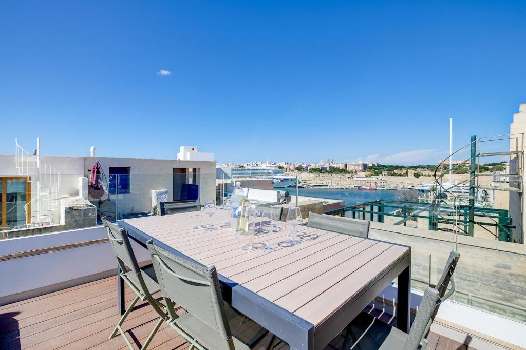 Traditional Maltese Townhouse wt Terrace and Pool photo 1