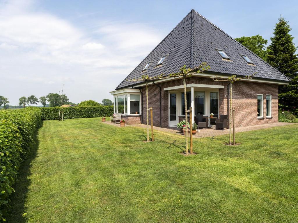 Holiday home with wide views and garden