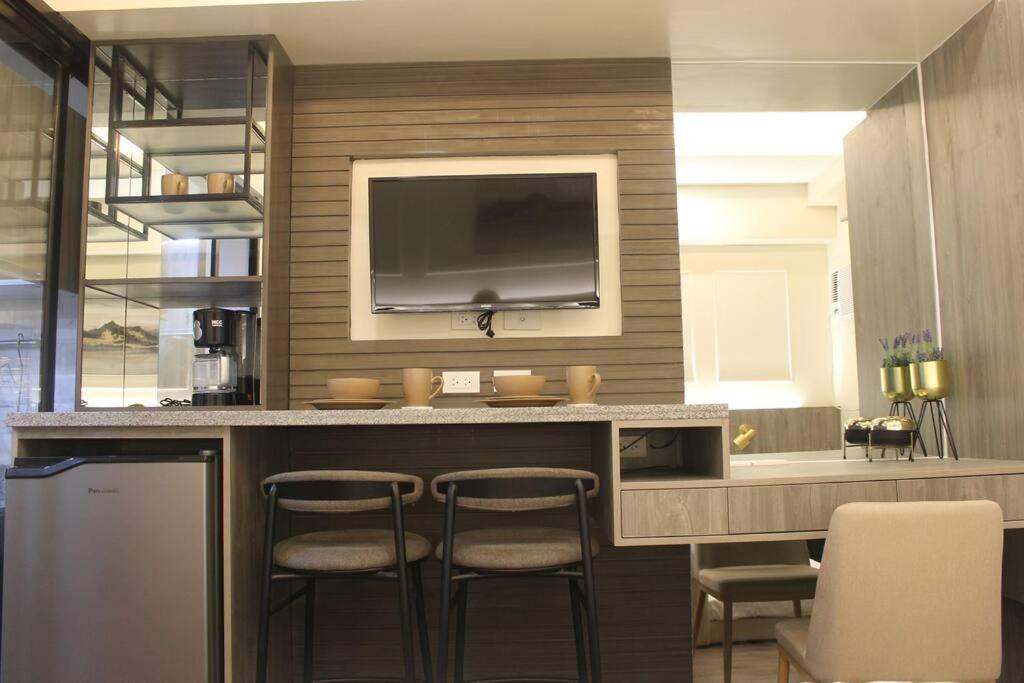 Nice Condo near Ayala Cebu w Wifi Balcony photo 3
