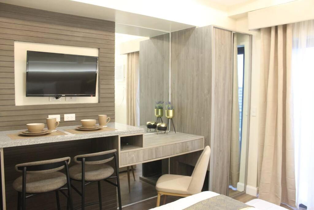 Nice Condo near Ayala Cebu w Wifi Balcony photo 2