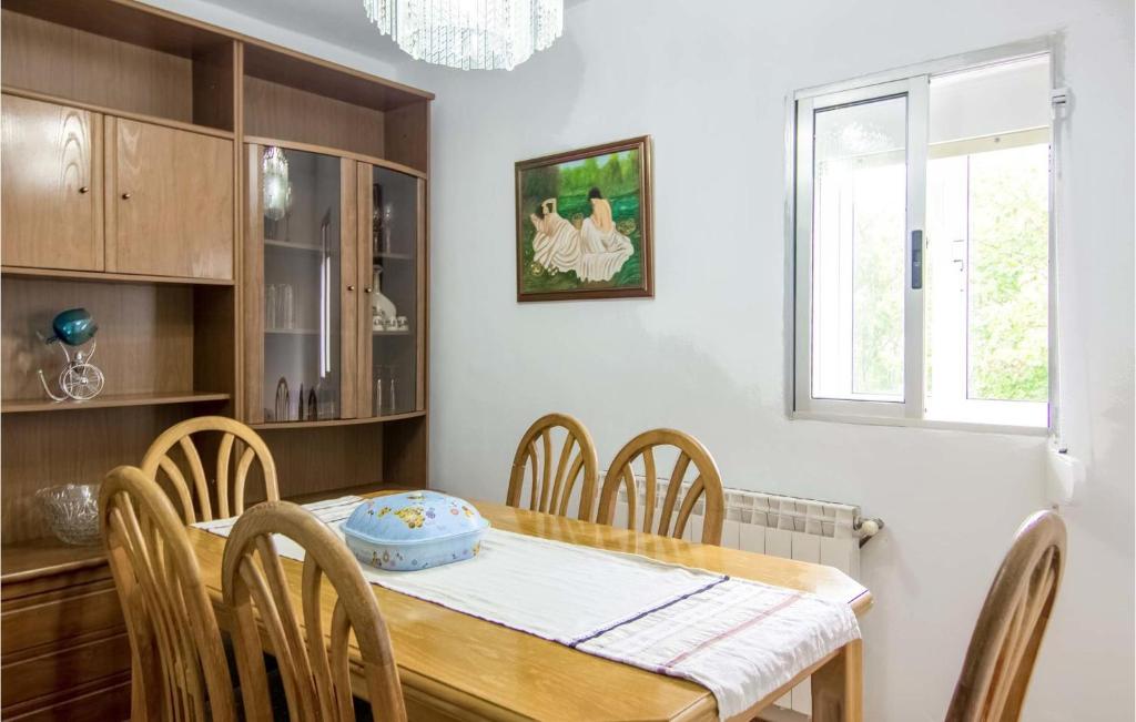 Awesome Apartment In Ourense With 2 Bedrooms photo 4