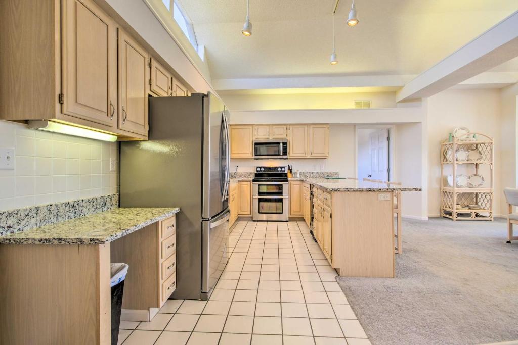 Bright Waterfront Condo with Resort Amenities! photo 3